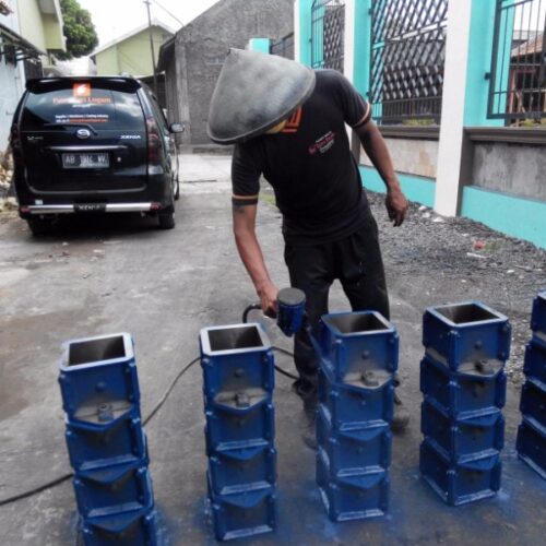 pengecatan cetakan beton kubus