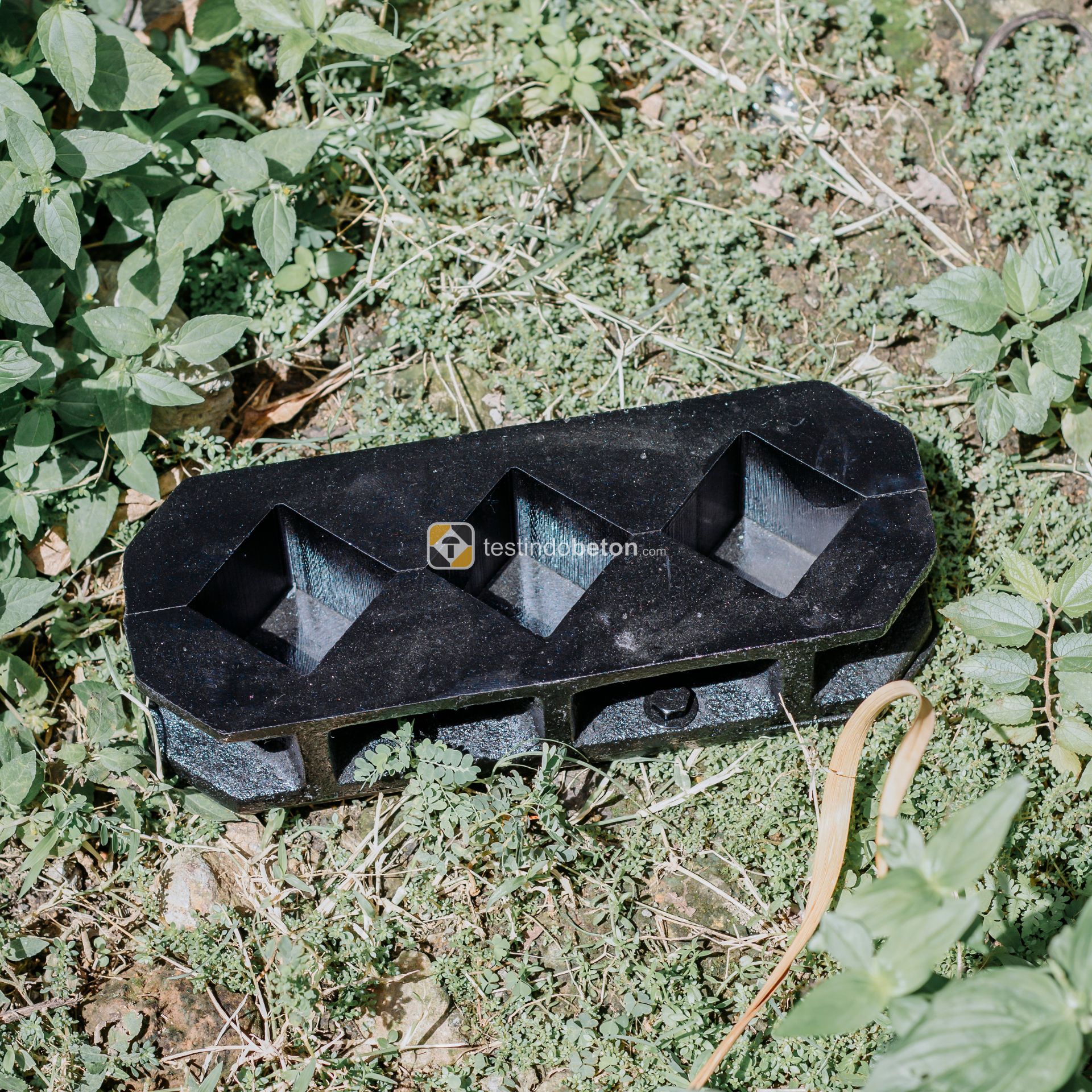 Cetakan beton trigang.