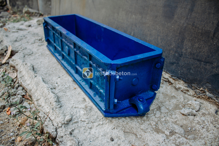 Cetakan beton beamold.