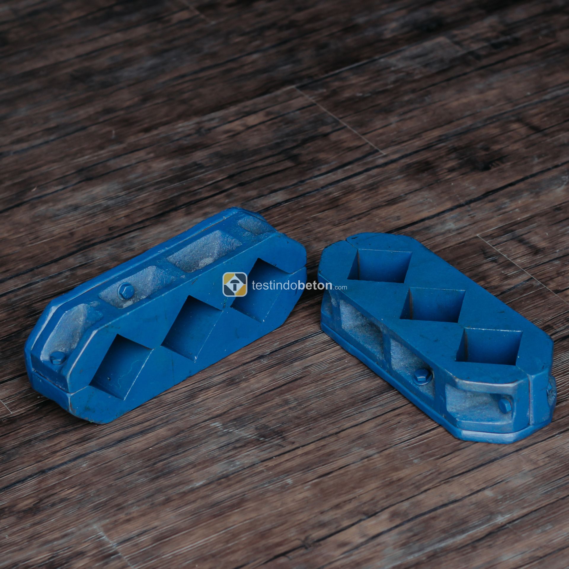 Cetakan beton trigang.