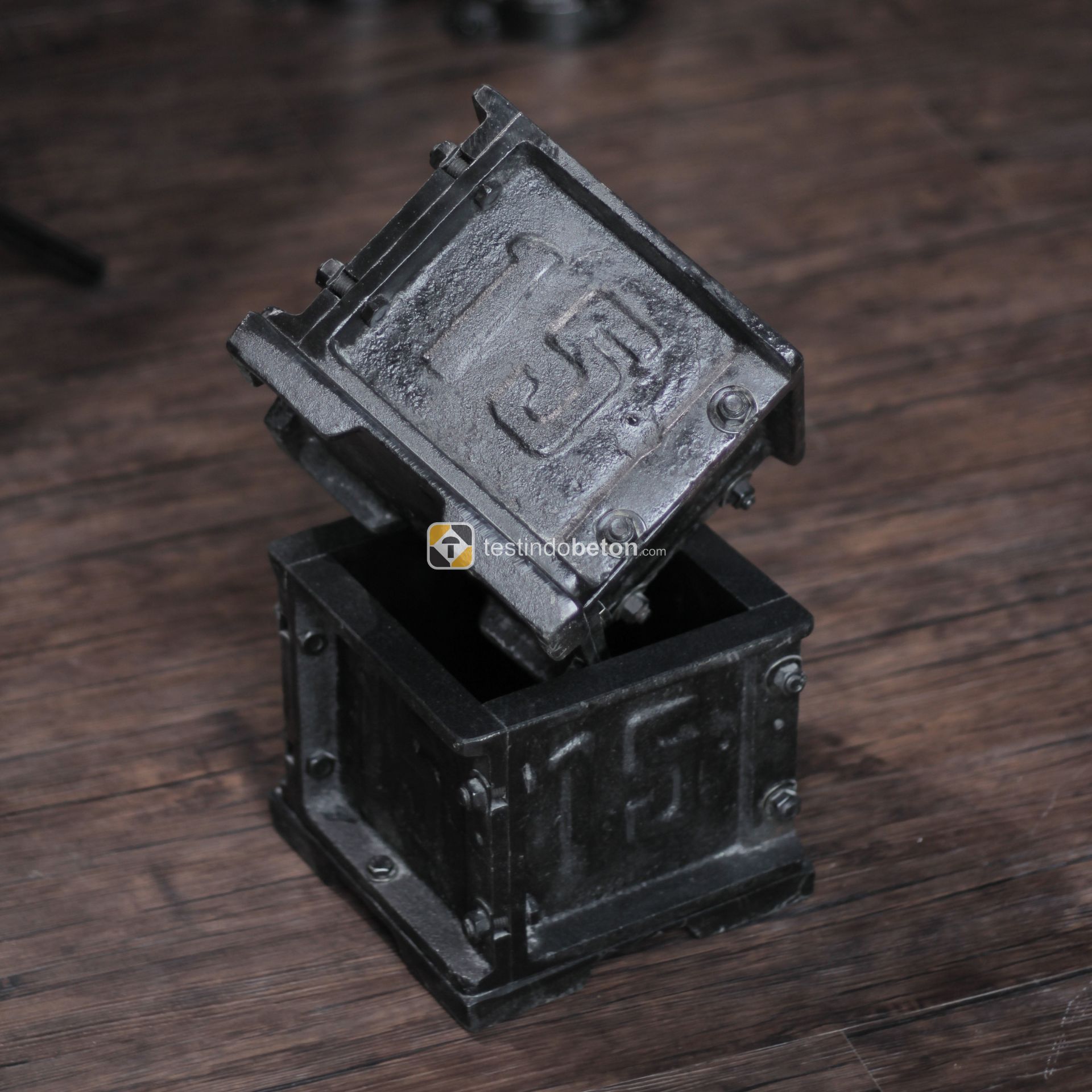 Cetakan beton kubus.