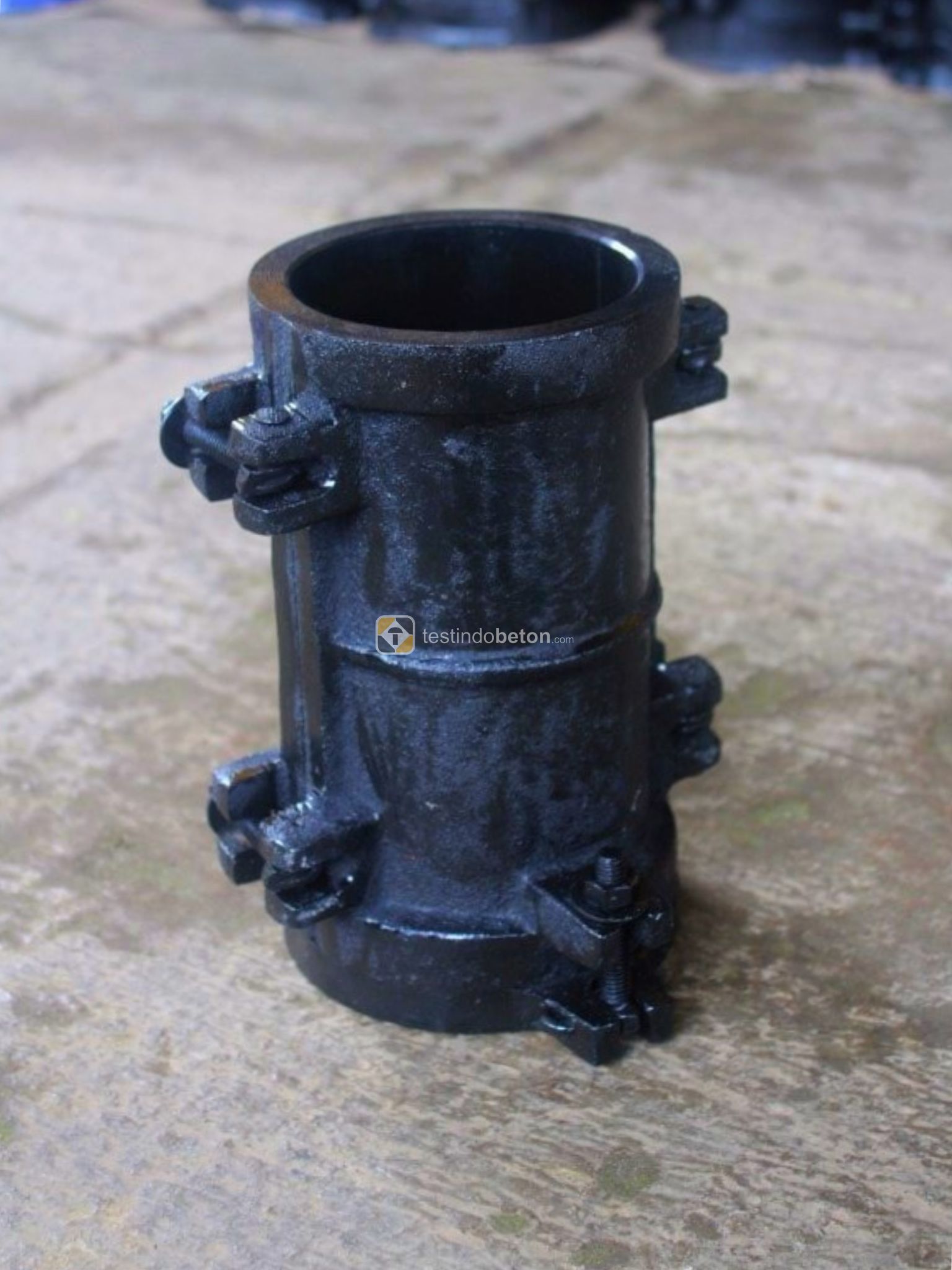 Cetakan beton silinder.