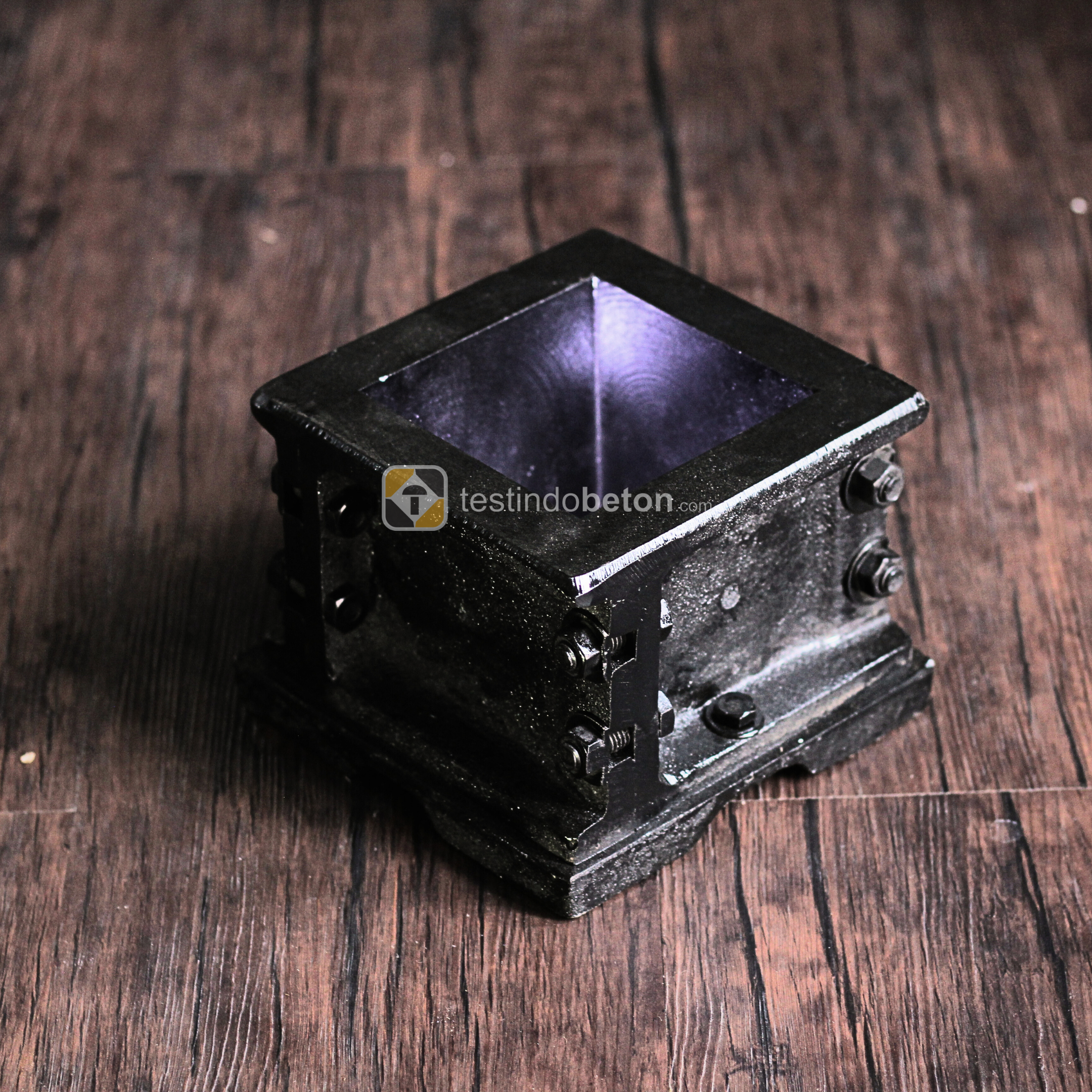 Cetakan Kubus Beton.