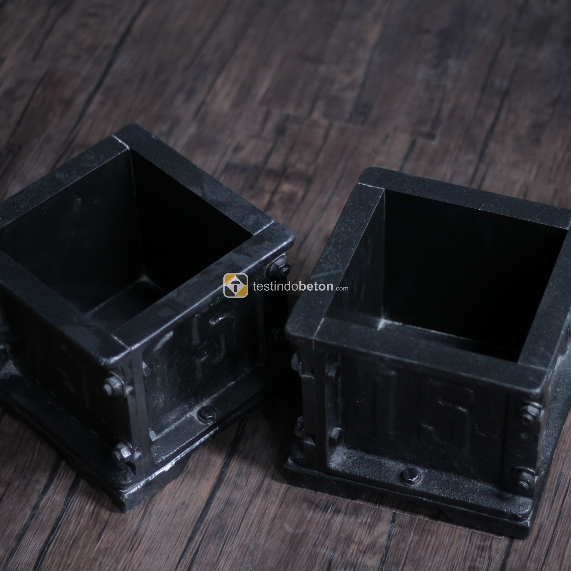 Cetakan Kubus Beton.