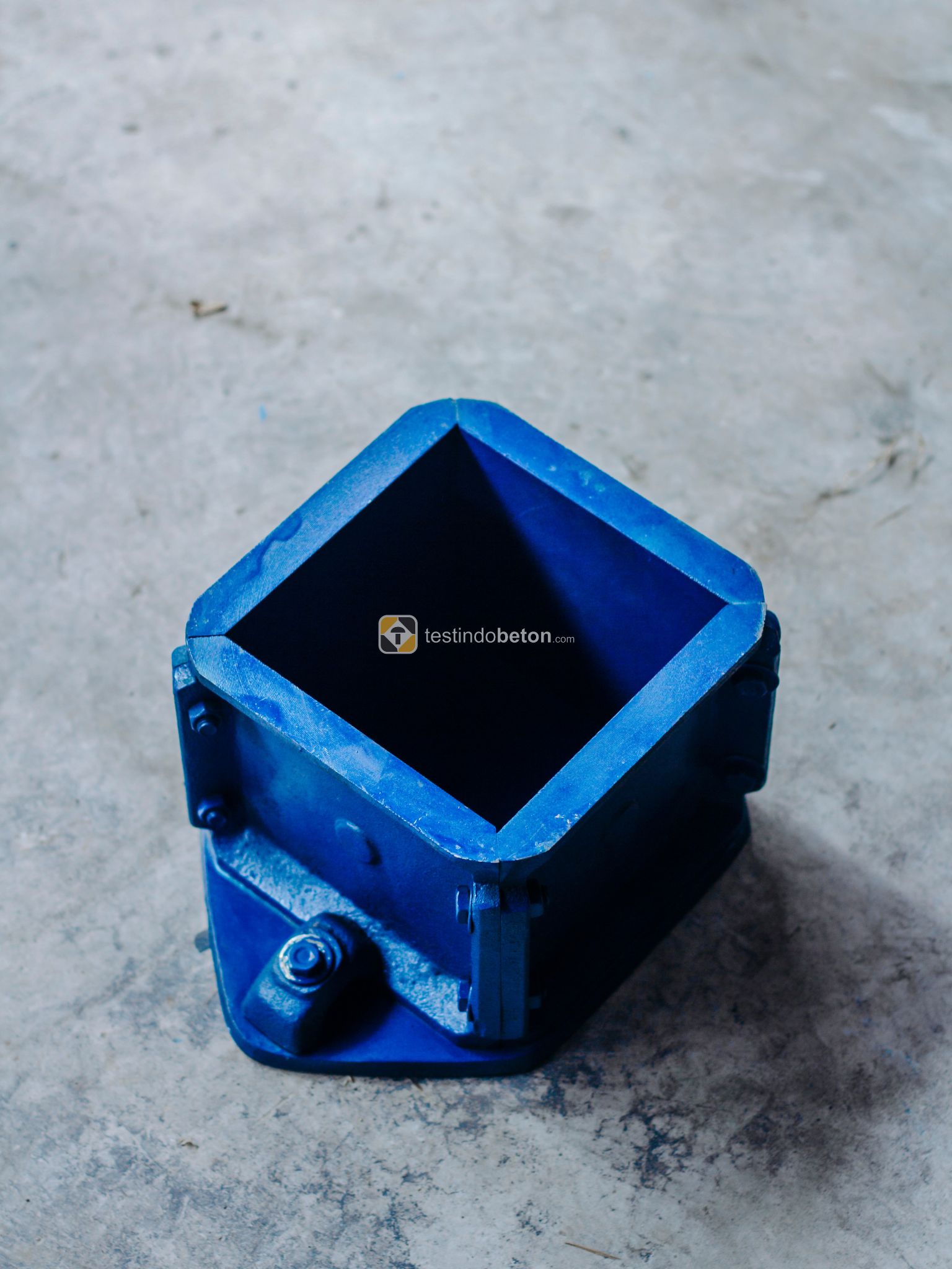 Cetakan Beton Kubus.