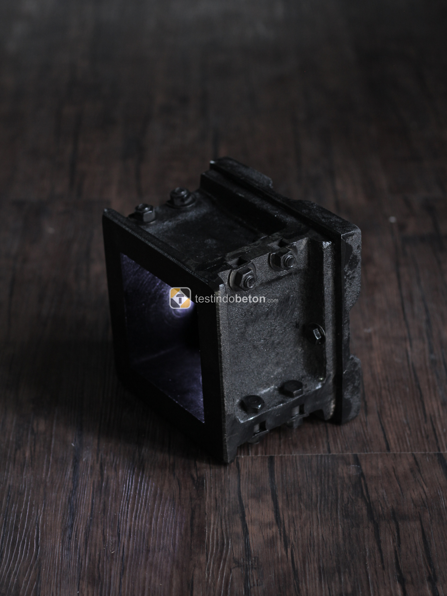 Cetakan Beton Kubus.