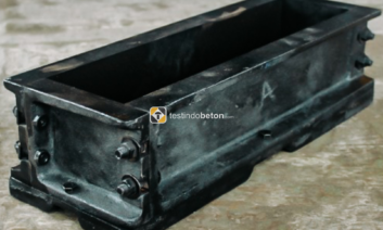 Beamold cetakan uji beton berbentuk balok untuk pengujian kekuatan lentur beton pada proyek konstruksi.