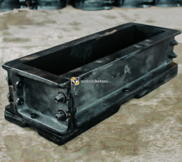 Beamold cetakan uji beton berbentuk balok untuk pengujian kekuatan lentur beton pada proyek konstruksi 