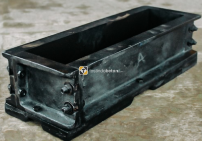 Beamold cetakan uji beton berbentuk balok untuk pengujian kekuatan lentur beton pada proyek konstruksi.