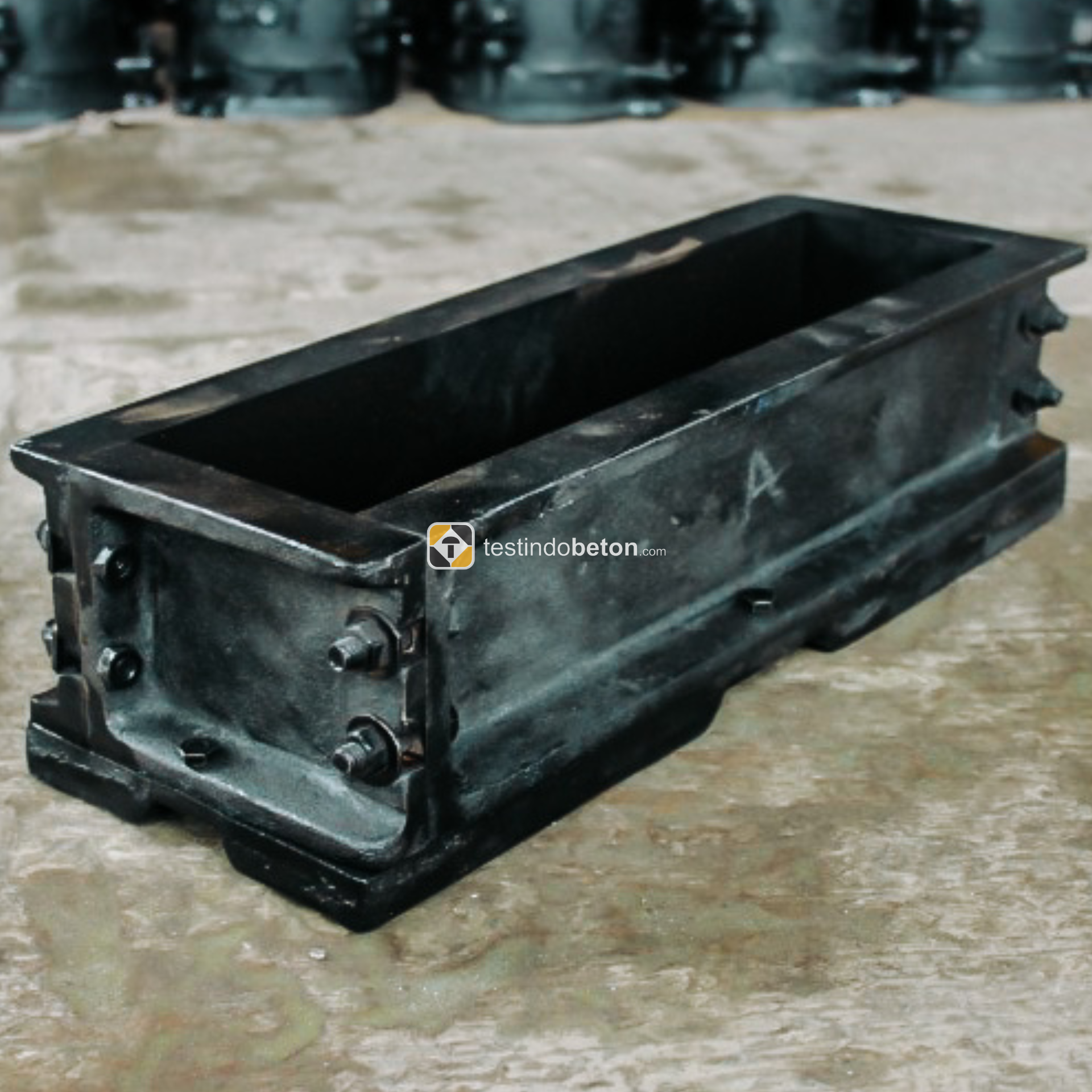 Beamold cetakan uji beton berbentuk balok untuk pengujian kekuatan lentur beton pada proyek konstruksi 